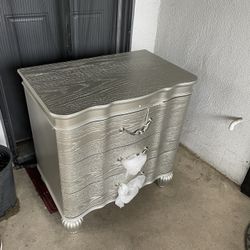 Nightstand 3-Drawer Traditional Wood Nightstand with Metal Drawer Pulls Silver Curved Front Turned Legs Bedside Storage for Bedroom and Small Spaces