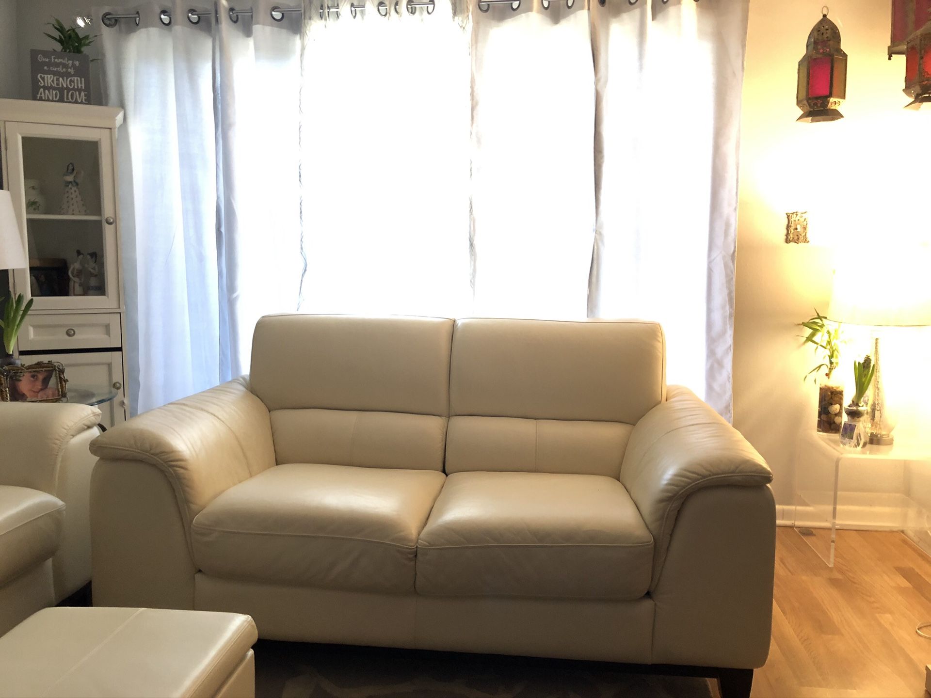 High Quality leather Love Seat!