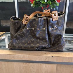 Louis Vuitton purse for sale layway available 10% down if you interested please make sure you ask for Maribel thank you