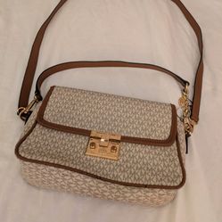 Michael Kors Pocket Book