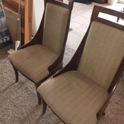 2 solid dinning room chairs asking $65 for the set must pick up Broadway and apache Buckeye az