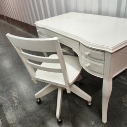 White Desk And Chair 