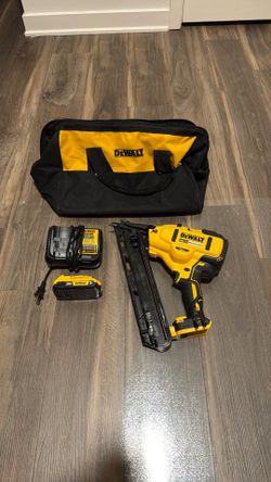 DEWALT 20V MAX XR Lithium-Ion Cordless 2-1/2 in. 15-Gauge Finish Nailer Kit with 2.0Ah Battery, Charger and Contractor Bag