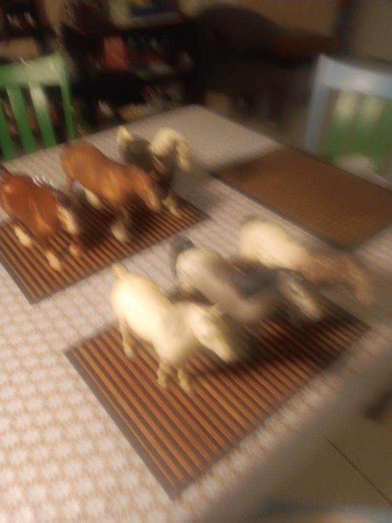 6 Figurines Horses