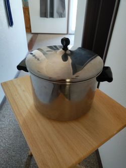 Large stock pot. 8 qt