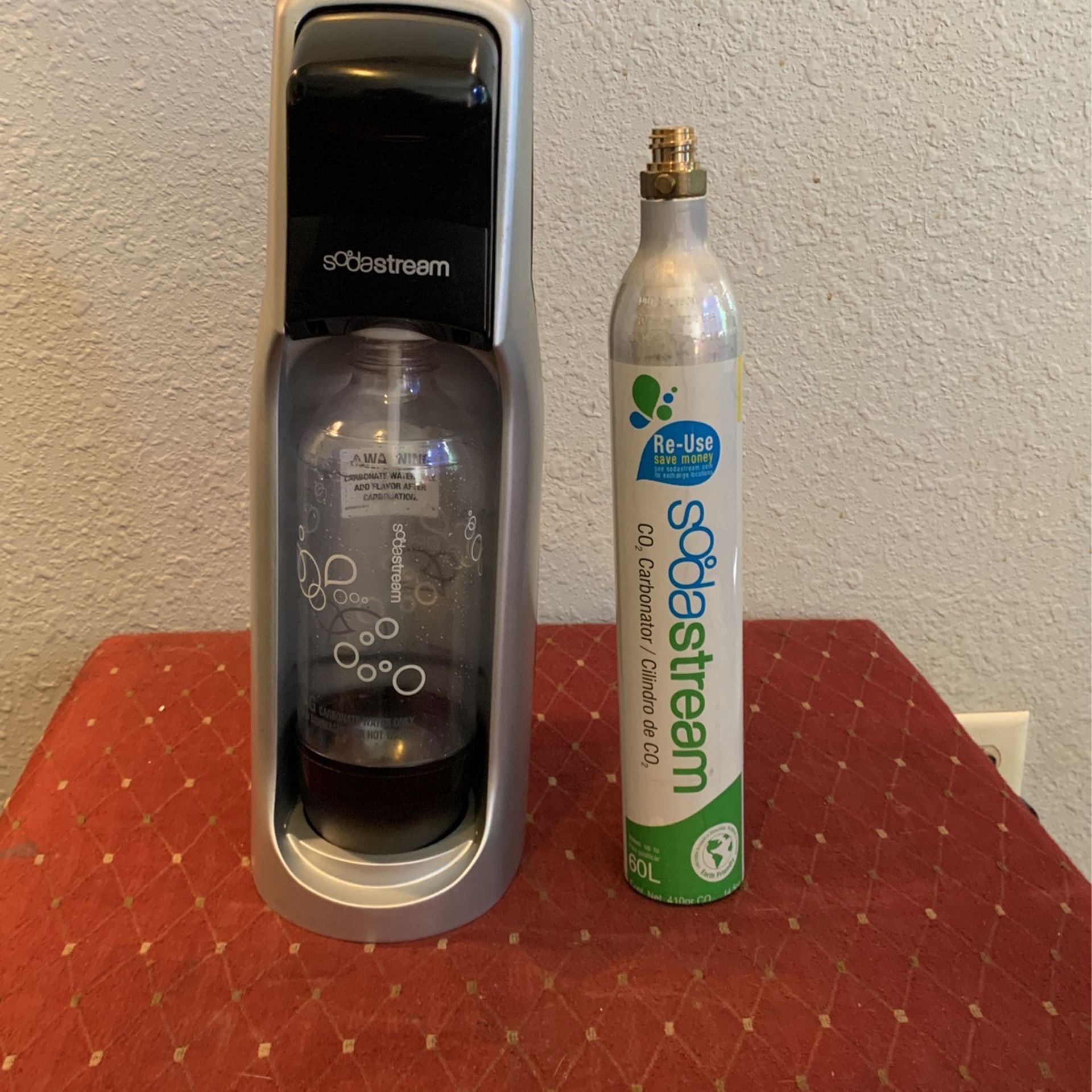 Sodastream Soda Maker W/ Full CO2 Cartridge 