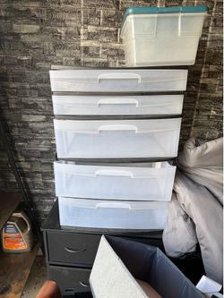 Plastic storage container