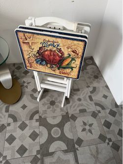 Juego de 4 mesas con logo