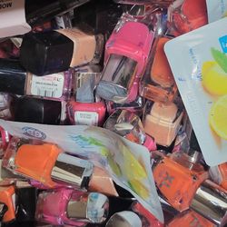 Lot Of Over 2000 Pieces Of CoverGirl Beauty Items. Nail Gel, Shadow Pencil, Eye Art Brushes, Mask Masks
