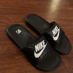 NEW Black Nike Woman Sandals SIZE 7
