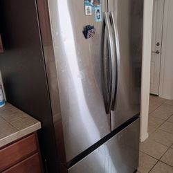 Samsung Refridgerator/Freezer with Ice Maker