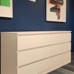 BEAUTIFUL WHITE DRESSER WITH SMOOTH OPENING  DRAWERS 