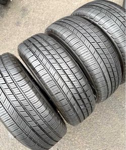 Set 195/65-15 Michelin con el 80% de vida