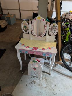 Little girl vanity desk