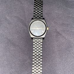 Nixon Minimal