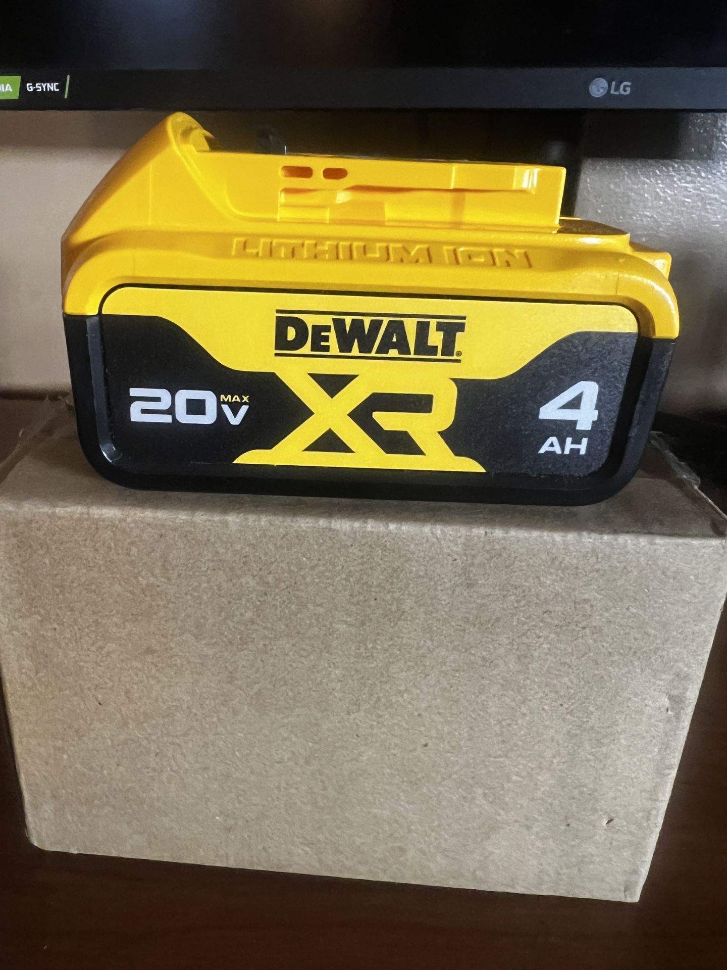 DEWALT BATTERY 4.0Ah XR 20V MAX PREMIUM XR LITHIUM ION BATTERY PACK ITEM#DCB204