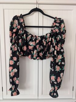 Off-shoulder Flower Crop Blouse