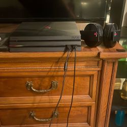 PS4 Pro W/ Wireless PlayStation Platinum Headset 