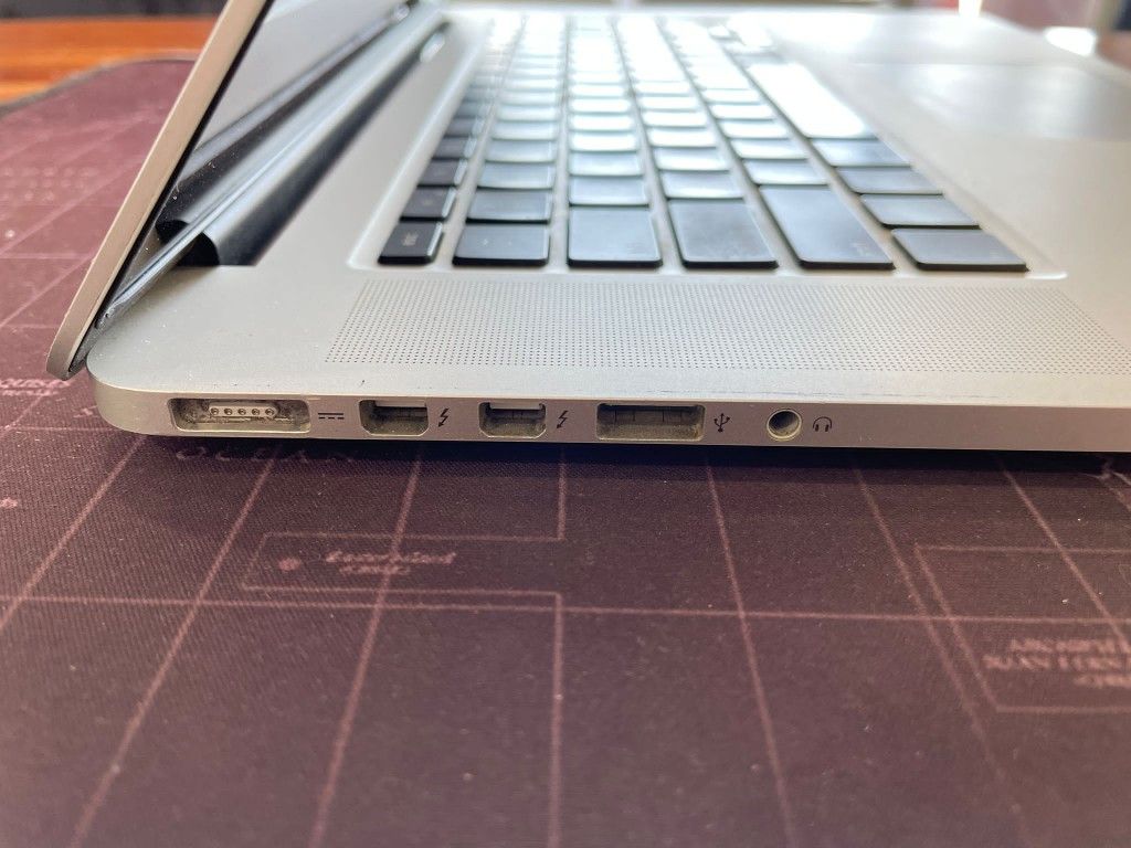 Apple Macbook Pro Retina 15” Core i7 8GB RAM 256SSD