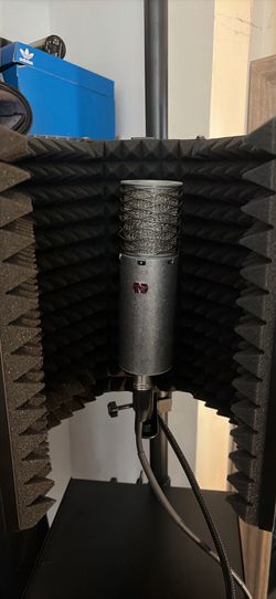 Aston astspirit mic with stand up stand