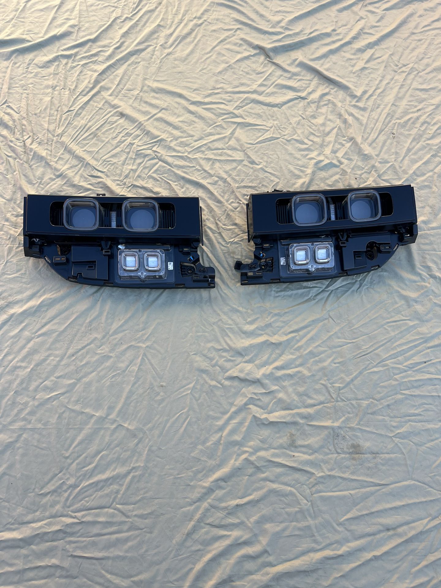 Land Rover Defender Tail Light Left / Driver Side – OEM (L8B2-13405)