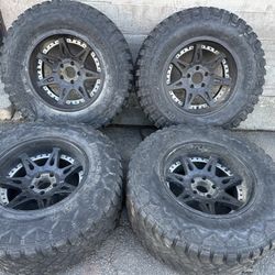 Moto Metal Jeep 18 wheels and old tires Wrangler Cherokee, gladiator