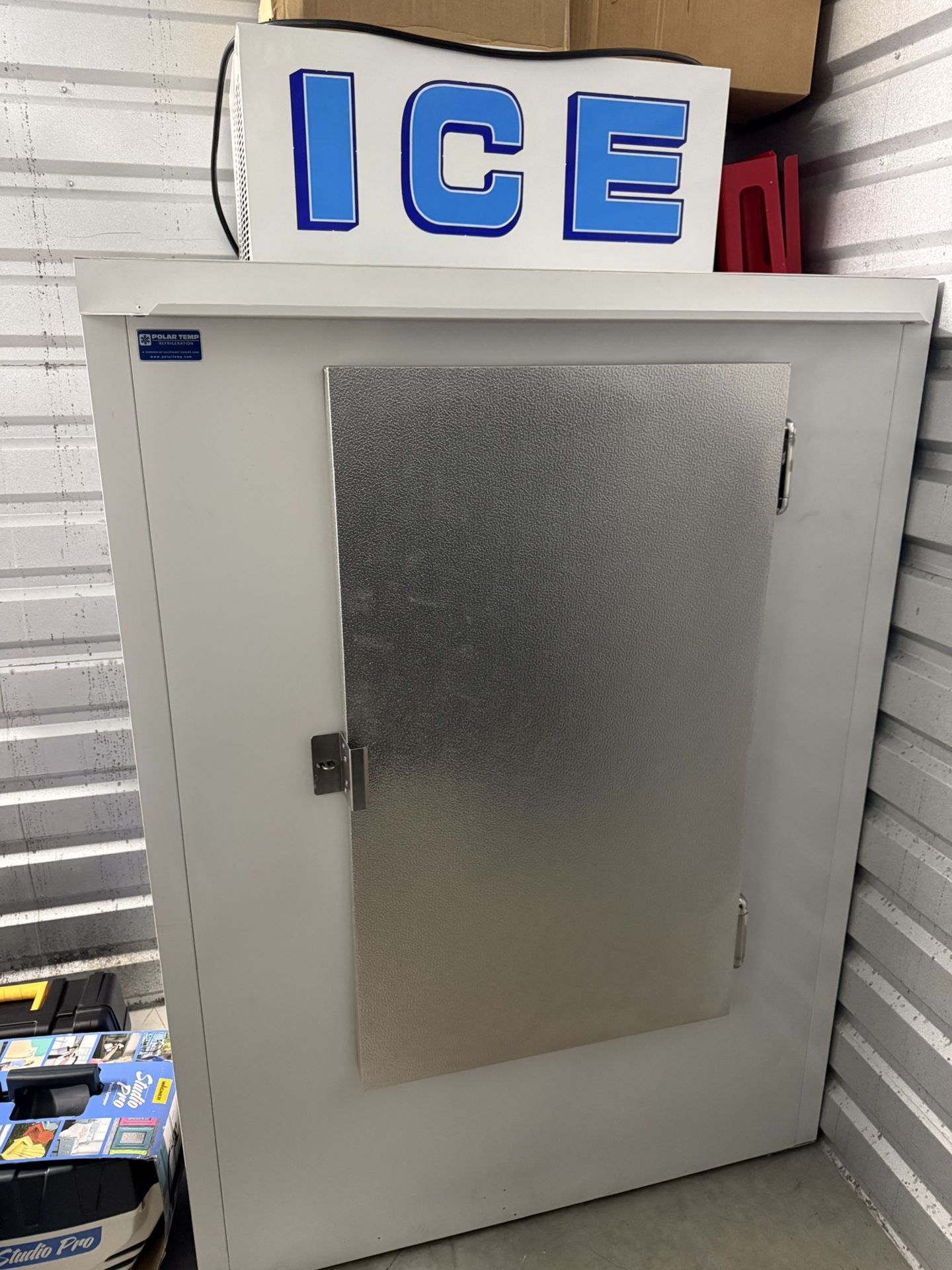 Polar Temp Cold Wall Outdoor Ice Merchandiser