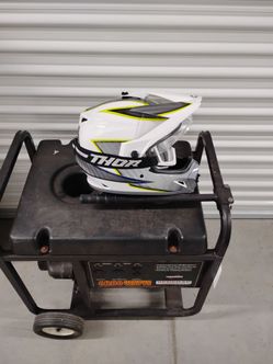Bell XL motorcycle helmet and goggles with bag.