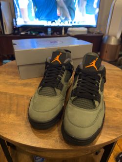 DS UNDEFEATED 4s SIZE 8.5