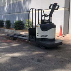2004 Crown Single Rider Pallet Jack