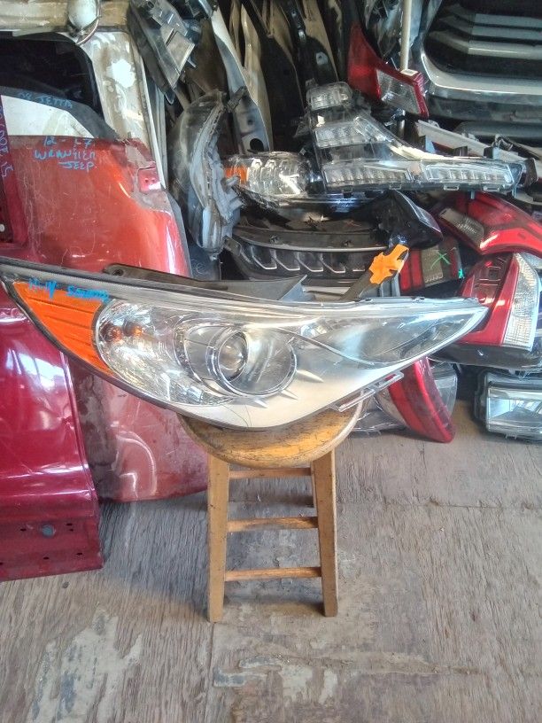 2011 - 2014 Hyundai Sonata. Left Headlight