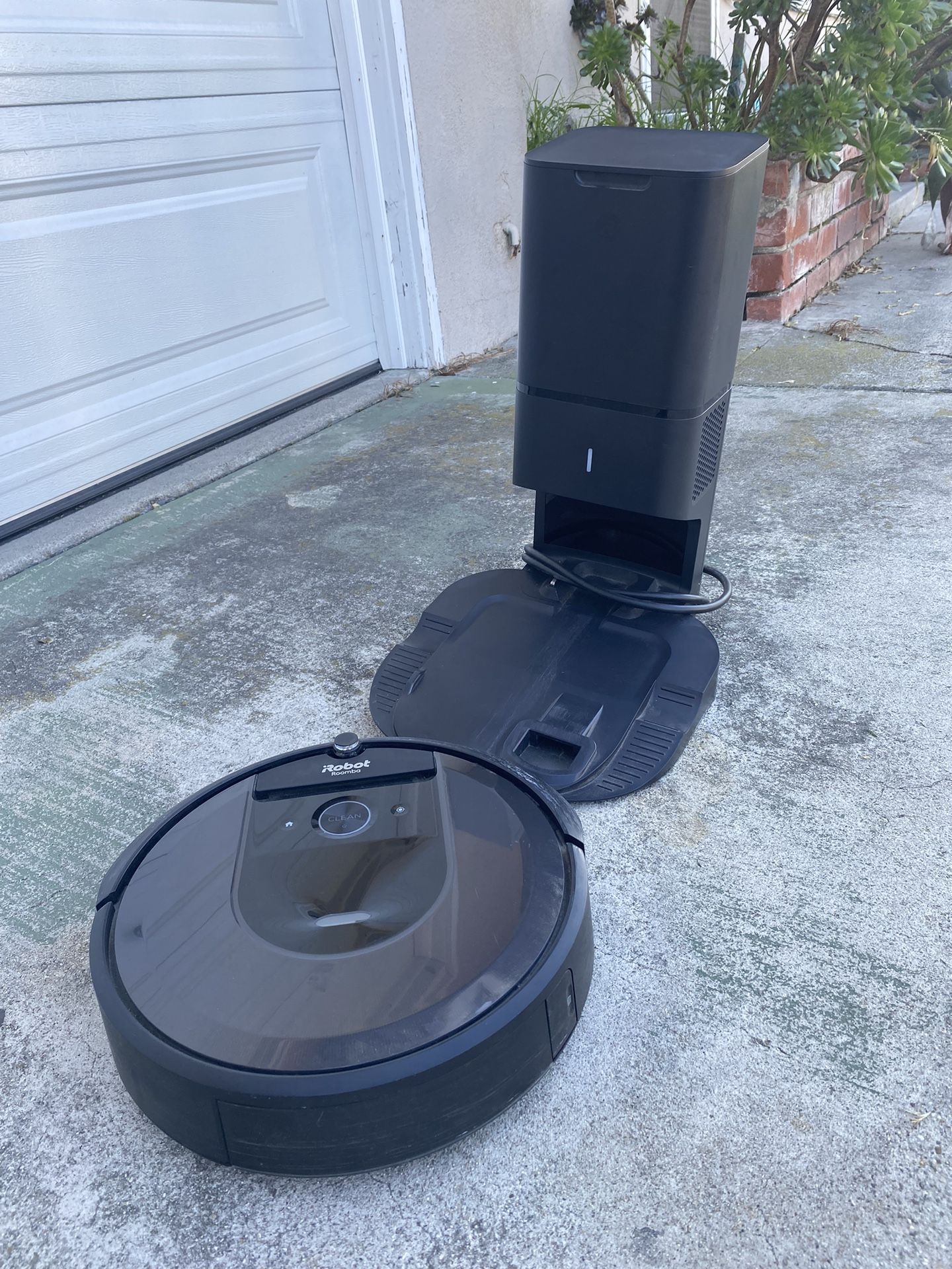 iRobot Roomba Self-Emptying Vacuum Cleaning Robot