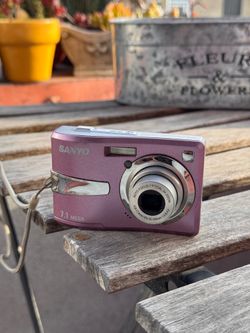 Vintage Samsung 7.1 megapixel Y2K digicam - pink