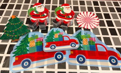 Variety of 28 Christmas plates & 2 placemats - Thick plastic - Can go in dishwasher! 2 Wagon Decor