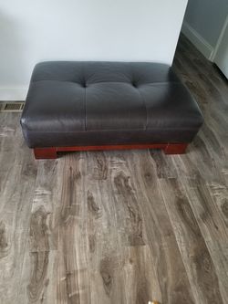 Brown Leather ottomen great condition best offer!!! Measures hight 13 1/3 width 27 length 40