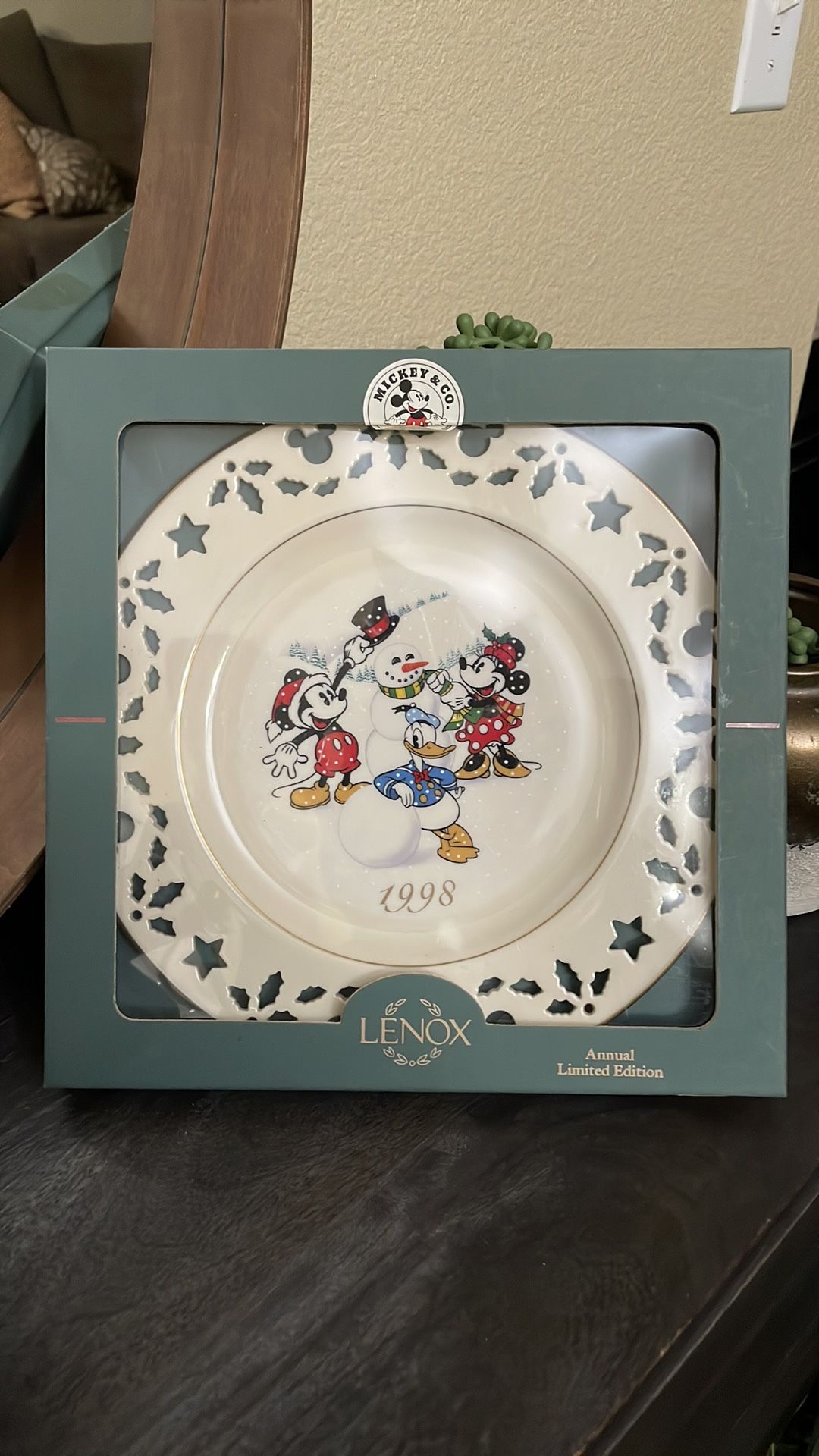 LENOX Disney Christmas Mickey and Friends Plate