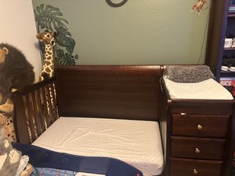 Crib With Changing Station And Drawers