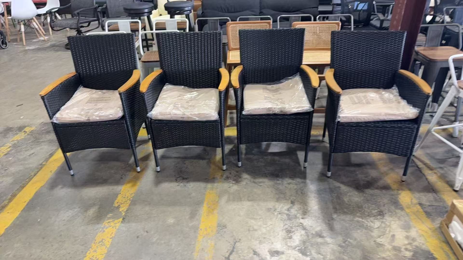 4 outdoor chairs $140