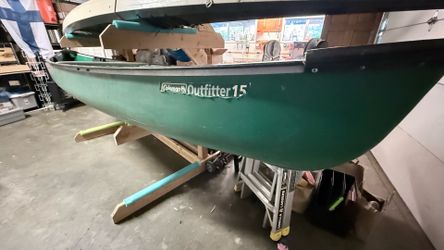 15’ Craftsman Outfitter canoe with paddles.