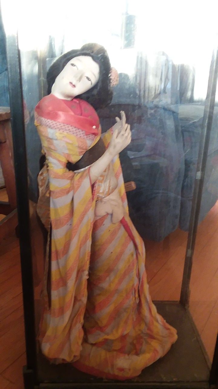 Antique Japanese Geisha Doll in plexy case, Fan
