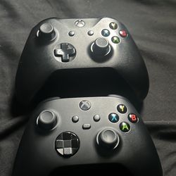 2 xbox controllers 