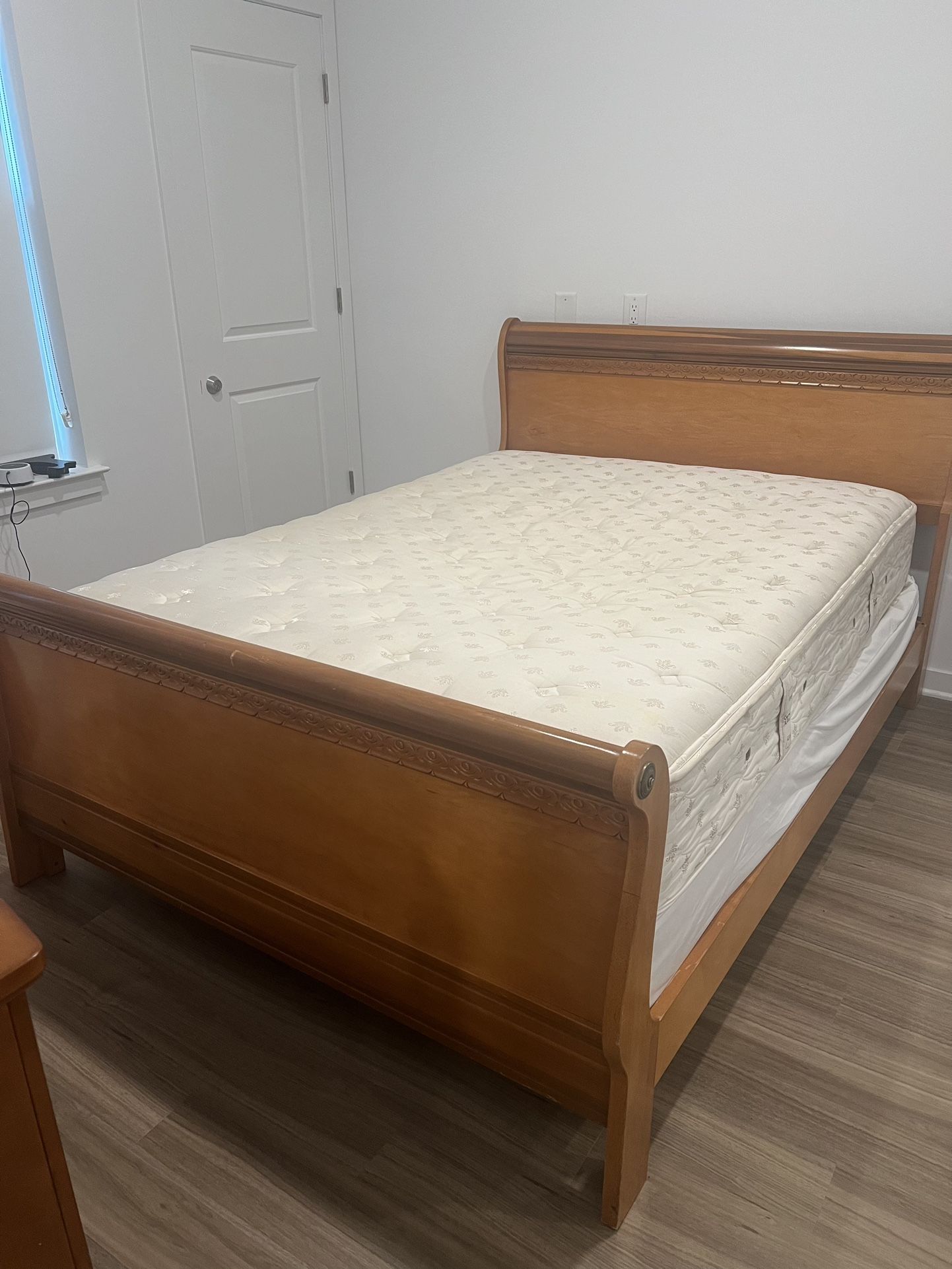 Full Size Wood Bed 
