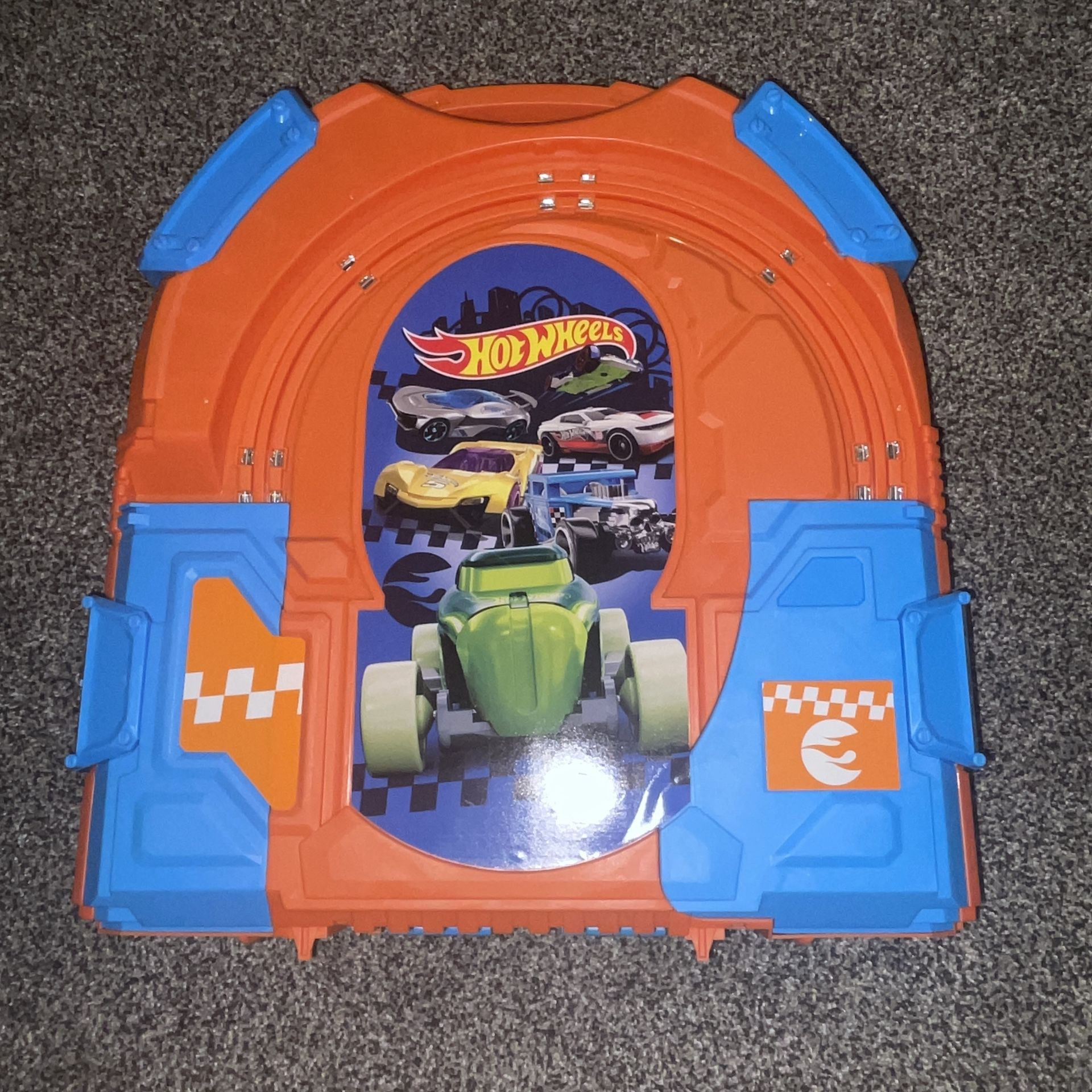 Hot Wheels Slot Track Pack with Carrying Case, Two 1:64 Cars, and 5.5 Feet of Track