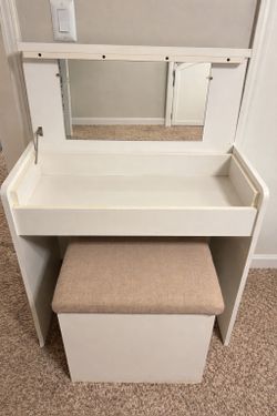 Vanity/desk And storage bench