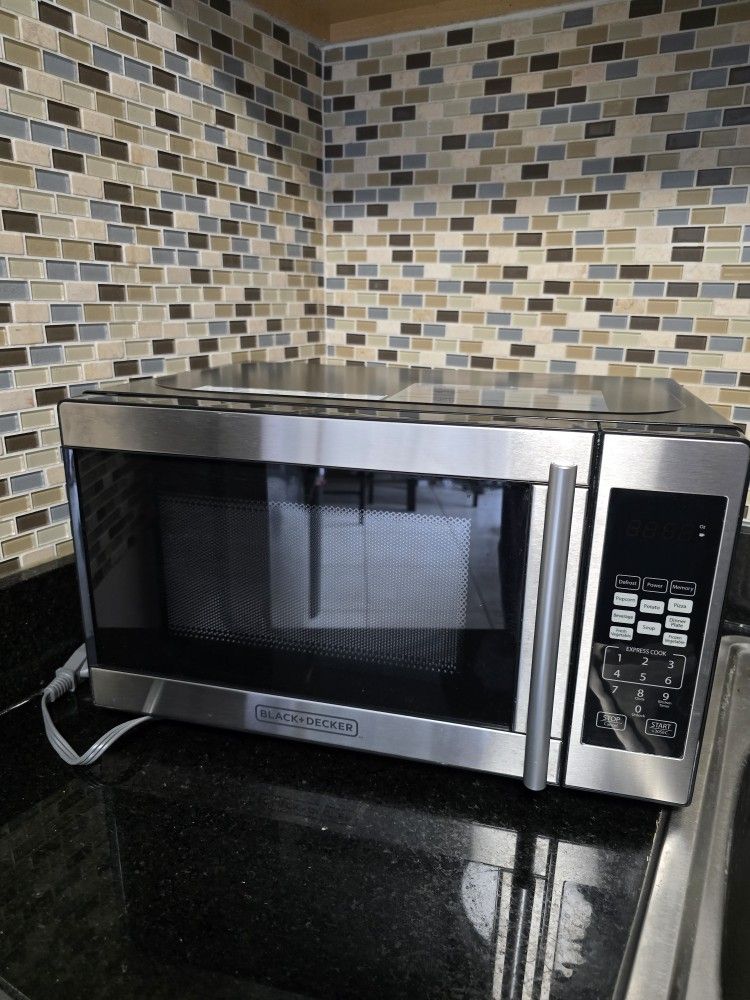 BLACK+DECKER 0.7 cu ft 700W Microwave Oven - Countertop, Microwave, Child Lock.