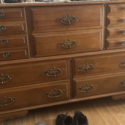 SOLID WOOD DRESSER & 2 NIGHTSTANDS 