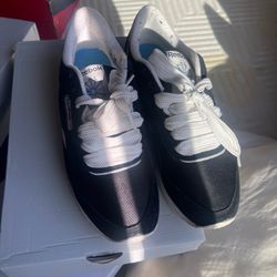 Black and white reeboks size 11