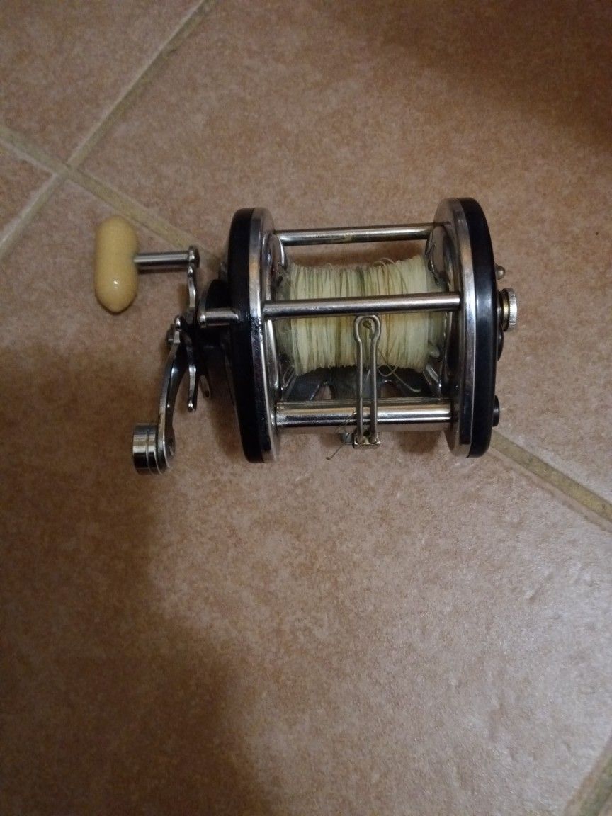 Vintage 923c True Temper Fishing Reel.