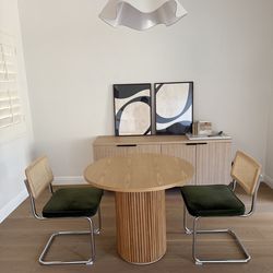 Fluted dining table and chair set