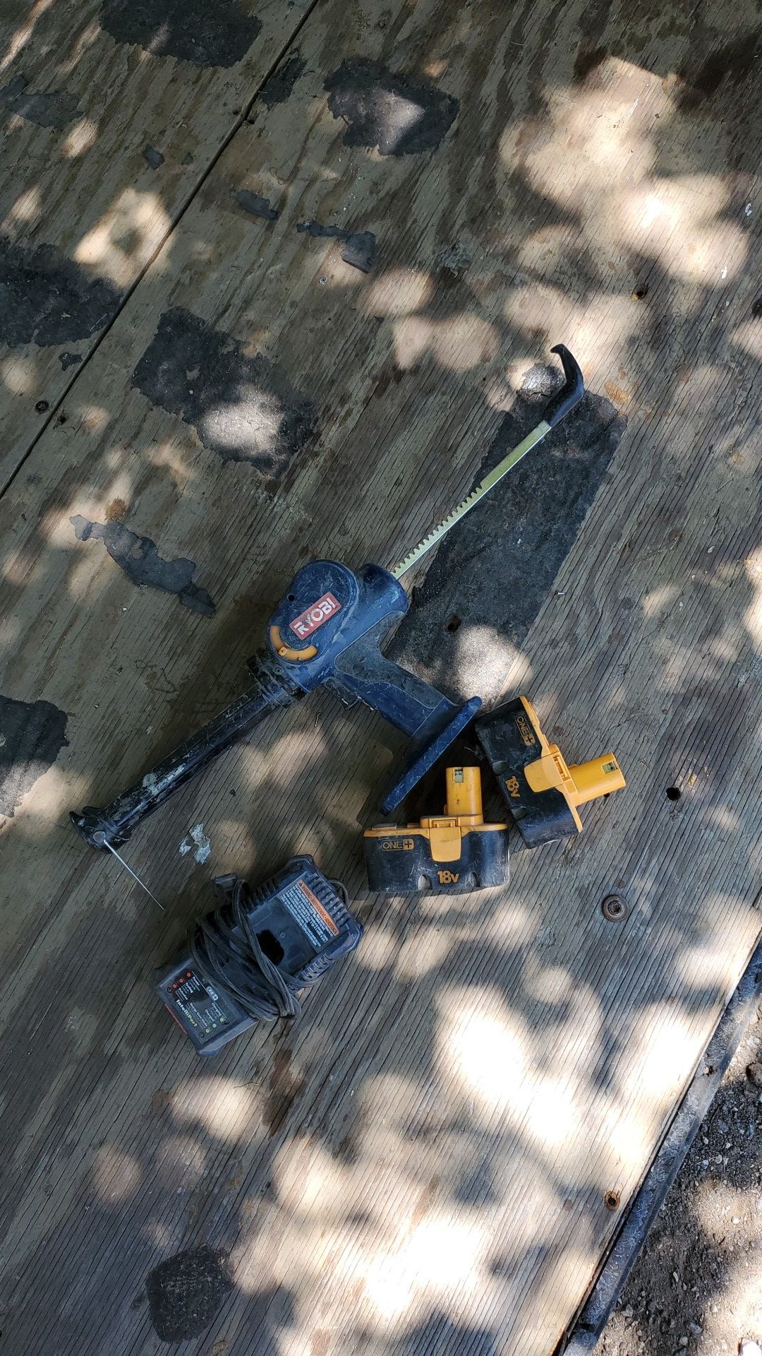 Ryobi caulking gun w 2 batteries and charger
